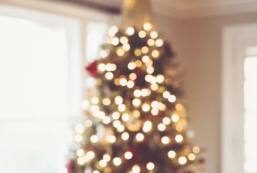 Sapin de Noël illuminé dans un salon lumineux